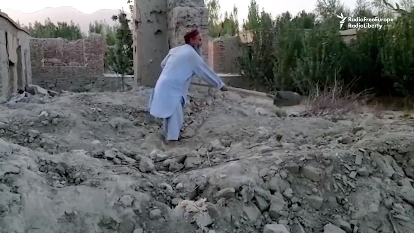 Video: Vysídlení Afghánci se vracejí domů, nacházejí tam jen trosky
